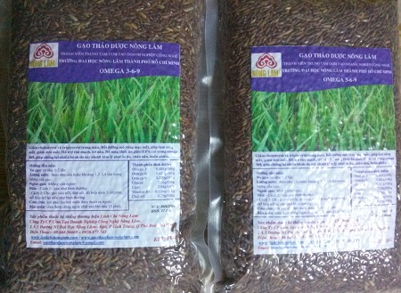 Gạo tím thảo dược Nông Lâm đóng gói sản phẩm