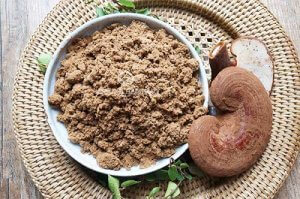 Nấm linh chi đỏ nghiền thành bột mịn để dùng dần
