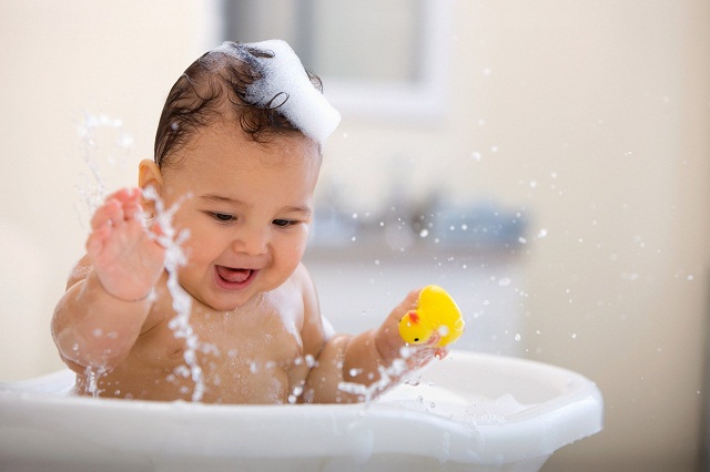 Suy giảm hệ miễn dịch có thể là do vệ sinh cho bé quá sạch, không thích nghi được môi trường