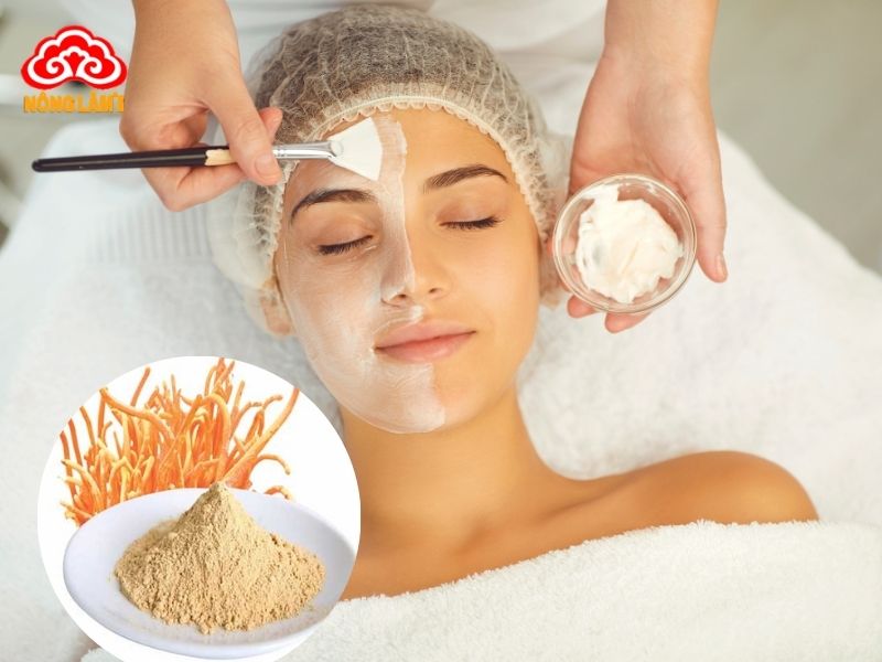 Phụ nữ dùng bột đông trùng hạ thảo đắp mặt nạ làm đẹp