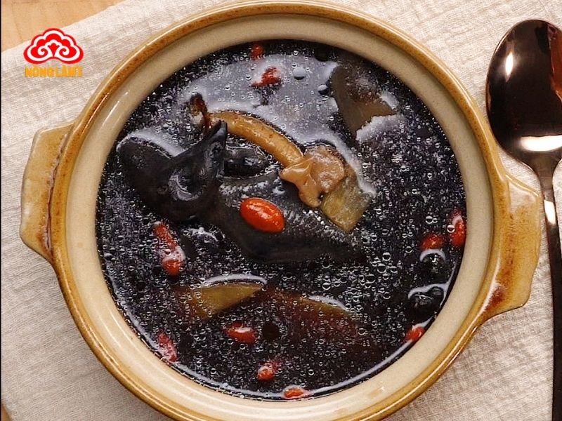 Canh gà tiềm thuốc bắc kết hợp với nấm linh chi